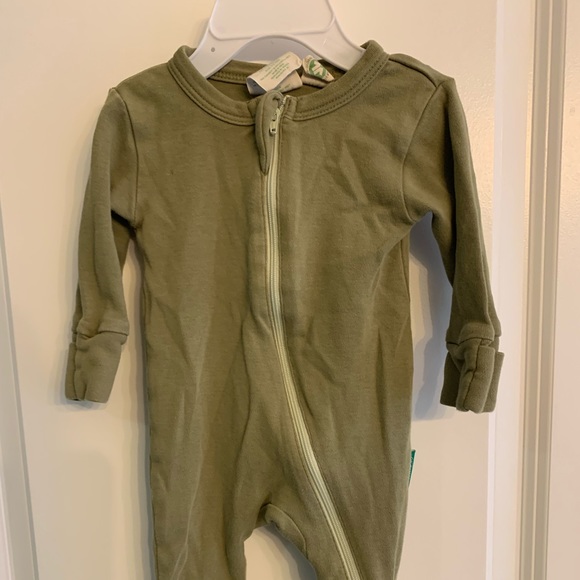 Olive Parade Organics 0-3 month Onsie - Picture 2 of 5
